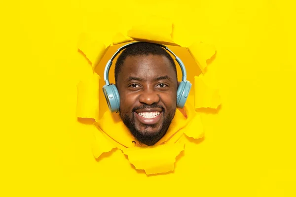 Happy African American Man Memakai Headphone Nirkabel Dan Tersenyum Mendengarkan — Stok Foto