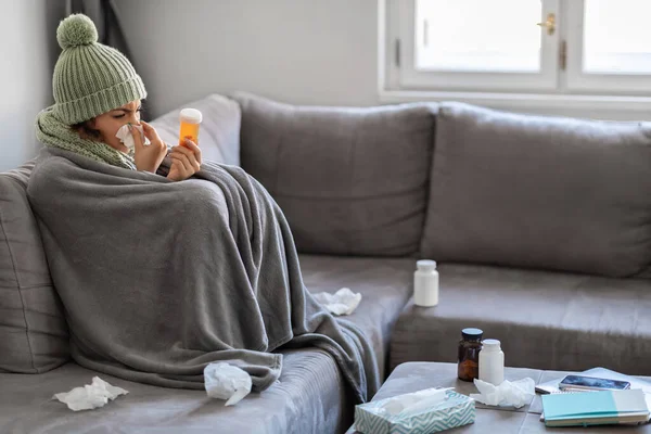 Sezónní Chřipka Nemocná Arabka Pokrytá Teplou Přikrývkou Vysmrkající Nos Papírové — Stock fotografie
