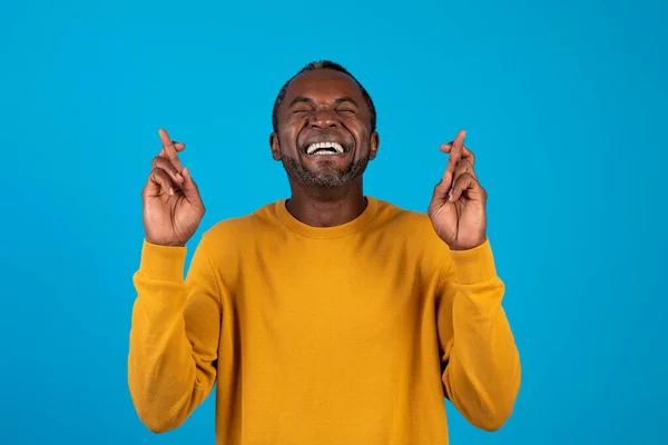 Fazendo Desejo Supersticioso Emocional Homem Negro Meia Idade Suéter Amarelo — Fotografia de Stock