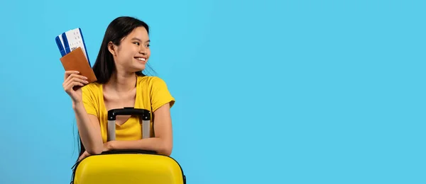 Feliz Millennial Mujer Coreana Turista Camiseta Amarilla Con Maleta Mostrar —  Fotos de Stock