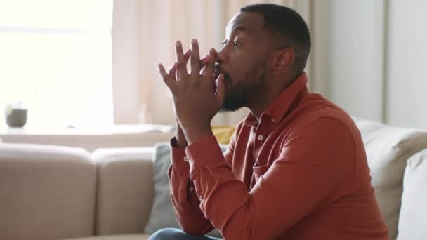Persoonlijke Crisis Wanhopige Afro Amerikaanse Man Lijdt Aan Problemen Denken — Stockvideo