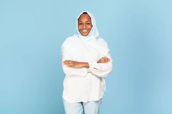 Potret Wanita Kulit Hitam Bahagia Berpose Jilbab Dengan Lengan Terlipat — Stok Foto