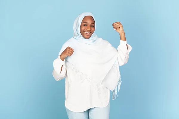 Gran Bono Emocionada Dama Musulmana Afroamericana Pañuelo Para Cabeza Celebrando — Foto de Stock