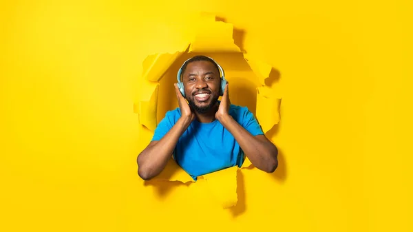 Feliz Hombre Afroamericano Con Auriculares Inalámbricos Disfrutando Música Sonriendo Cámara —  Fotos de Stock