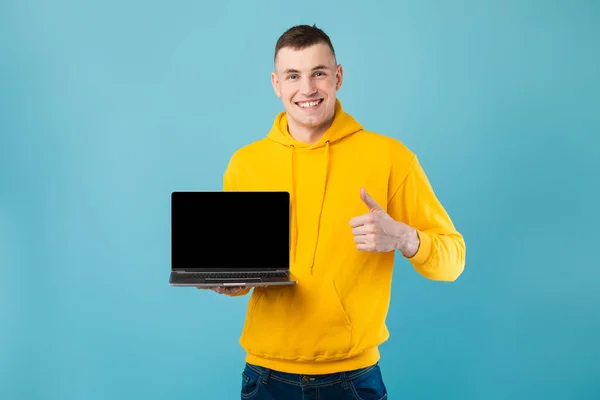 Happy Caucasian Man Showing Laptop Computer Empty Screen Gesturing Thumbs — Stock Photo, Image