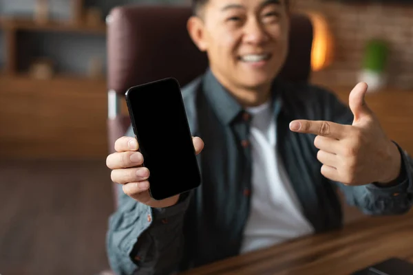 Heureux Homme Asiatique Adulte Pointant Doigt Smartphone Avec Écran Vide — Photo