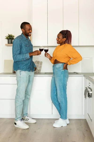 Romance Domestique Couple Afro Américain Avec Verres Vin Debout Dans — Photo
