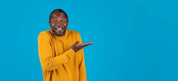 Geweldig Aanbod Verbazingwekkende Emotionele Knappe Grijsharige Volwassen Zwarte Man Geel — Stockfoto