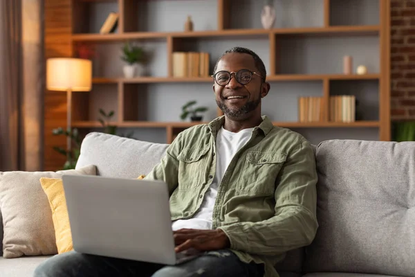 Glad Hombre Afroamericano Mediana Edad Gafas Tiene Videollamada Ordenador Portátil —  Fotos de Stock