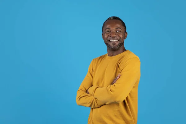 Vrolijk Zelfverzekerd Knappe Zwarte Man Van Middelbare Leeftijd Geel Lachend — Stockfoto