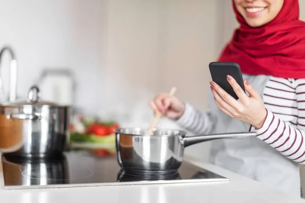 Обрезанный Женщина Хиджабе Случайный Наряд Приготовления Пищи Kicthen Помощью Смартфона — стоковое фото