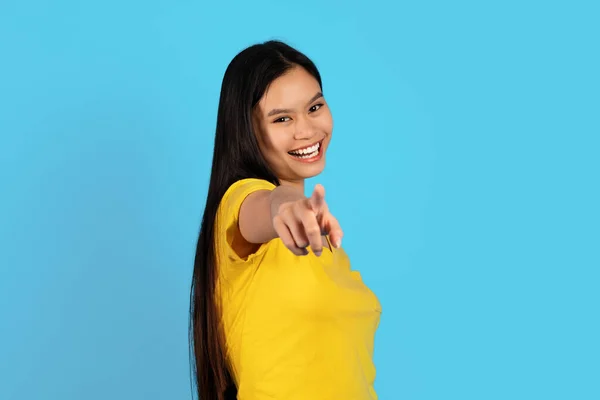 Sarı Tişörtlü Kendine Güvenen Koreli Kadın Kameraya Işaret Ediyor Mavi — Stok fotoğraf