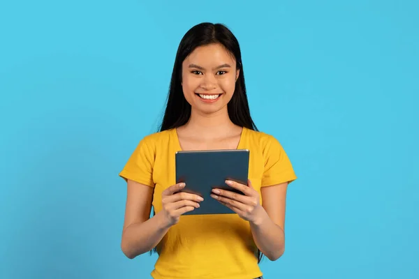 Estudante Alegre Milenar Senhora Chinesa Shirt Amarela Digitando Tablet Assistir — Fotografia de Stock