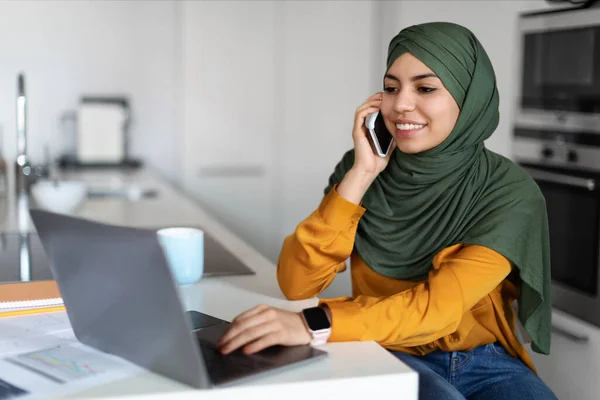 Telekomünikasyon Konsepti Türbanlı Arap Kadın Dizüstü Bilgisayar Kullanıyor Evde Cep — Stok fotoğraf