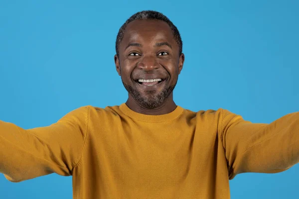 Pozitivní Šťastný Krásný Zralý Africký Američan Žluté Přičemž Selfie Vesele — Stock fotografie