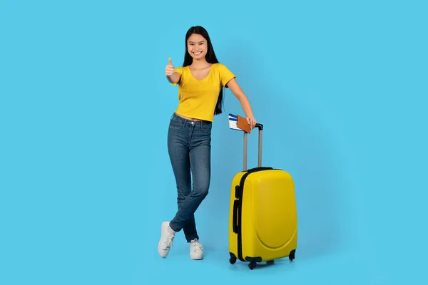 Frohe Koreanische Studentin Gelbem Shirt Mit Koffer Und Eintrittskarten Zeigt — Stockfoto