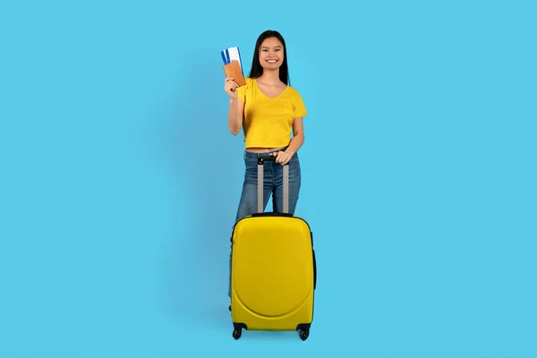 Lächelnde Chinesische Touristin Gelbem Shirt Mit Koffer Ausweis Und Eintrittskarten — Stockfoto