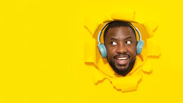 Μαύρος Άντρας Ακουστικά Ακούγοντας Μουσική Στο Διαδίκτυο Και Κοιτάζοντας Στην — Φωτογραφία Αρχείου