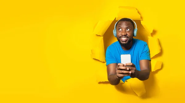 Hombre Negro Feliz Usando Auriculares Escuchando Música Usando Teléfono Inteligente — Foto de Stock