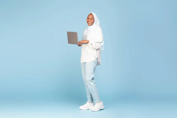 Tiro Longitud Completa Mujer Musulmana Negro Feliz Ropa Casual Utilizando —  Fotos de Stock