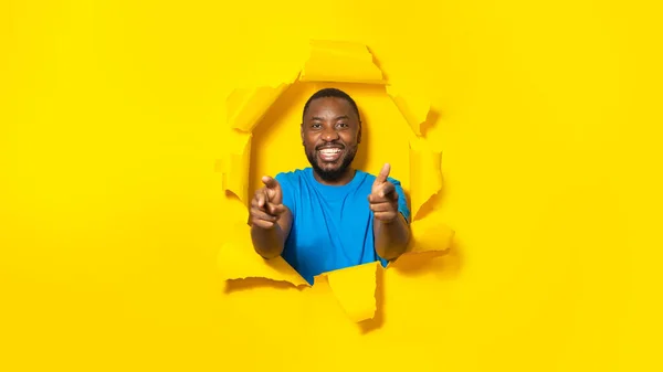 Que Tem Ver Contigo Homem Americano Africano Feliz Apontando Dedos — Fotografia de Stock