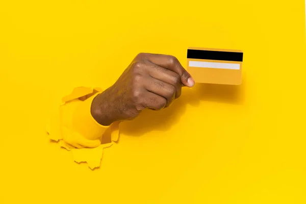 Łatwa Zapłata Amerykański Mężczyzna Trzymający Plastikową Kartę Kredytową Przebijający Się — Zdjęcie stockowe