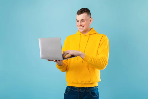 Homem Caucasiano Bonito Feliz Desfrutando Seu Novo Laptop Moderno Digitando — Fotografia de Stock