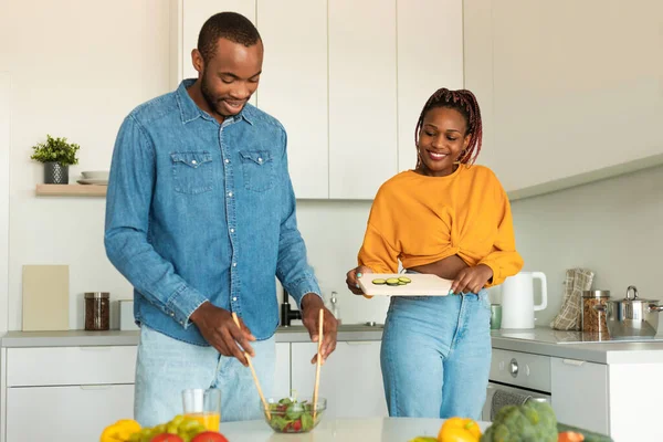 Pareja Afroamericana Cocinando Juntos Cocina Moderna Disfrutando Preparando Cena Haciendo — Foto de Stock