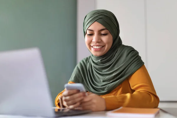 Portré Gyönyörű Fiatal Arab Hidzsáb Segítségével Okostelefon Irodában Mosolygó Iszlám — Stock Fotó