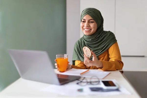 Fiatal Muszlim Eszik Snack Előtt Laptop Otthon Arab Szabadúszó Hidzsáb — Stock Fotó