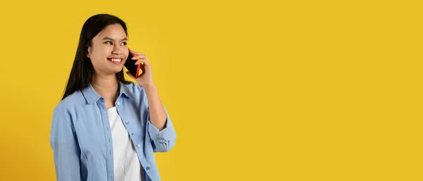 Akıllı Telefondan Aranan Arkadaşlarıyla Konuşan Sarı Arka Planda Izole Edilmiş — Stok fotoğraf