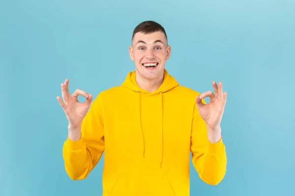 Todo Está Bien Hombre Caucásico Feliz Haciendo Gesto Aprobación Con —  Fotos de Stock