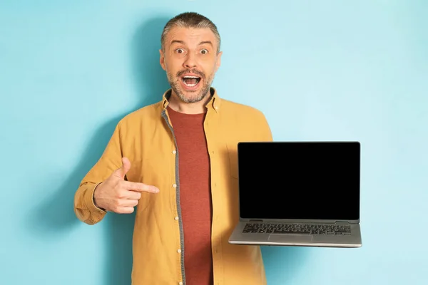 Overjoyed Homem Meia Idade Apontando Para Tela Laptop Vazio Com — Fotografia de Stock