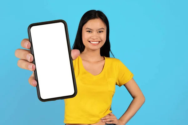 Happy Millennial Coreano Blogueiro Feminino Amarelo Shirt Mostrar Smartphone Com — Fotografia de Stock