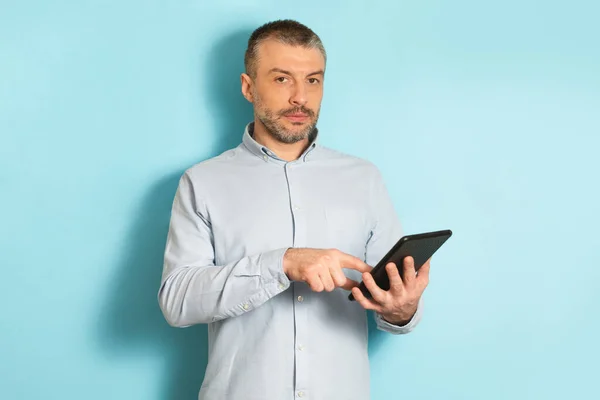 Pria Kaukasia Paruh Baya Yang Serius Menggunakan Komputer Tablet Berdiri — Stok Foto