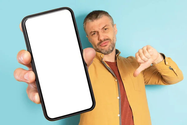 Reifer Kaukasischer Mann Zeigt Smartphone Bildschirm Und Zeigt Abneigung Mit — Stockfoto