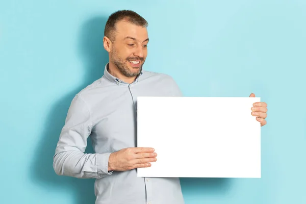 Feliz Hombre Mediana Edad Mostrando Pancarta Blanca Blanco Posando Sobre — Foto de Stock