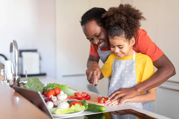 Amante Padre Negro Enseñando Hija Cocinar Comida Cocina Feliz Padre —  Fotos de Stock
