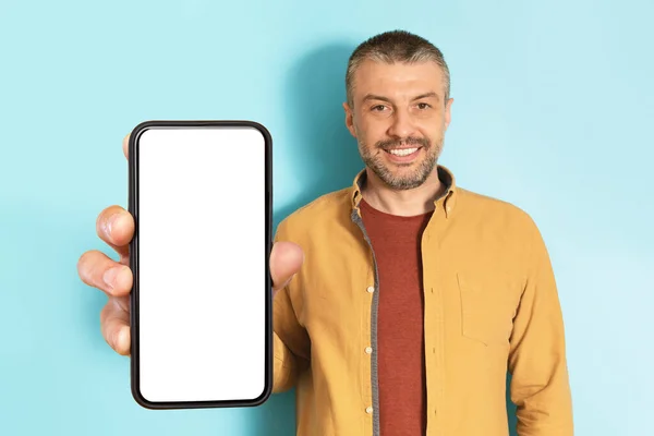App Werbung Glücklicher Älterer Mann Zeigt Großen Weißen Leeren Smartphone — Stockfoto