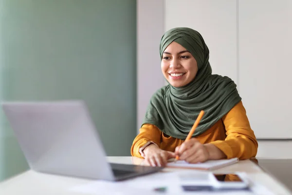 Fiatal Muszlim Néz Webinar Laptopon Otthon Jegyzeteket Mosolygó Arab Hölgy — Stock Fotó