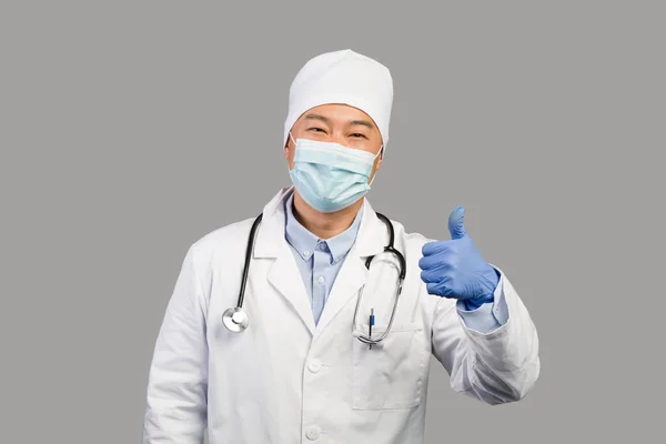 Uśmiechnięty Chiński Terapeuta Średnim Wieku Białym Płaszczu Maska Ochronna Stetoskopem — Zdjęcie stockowe