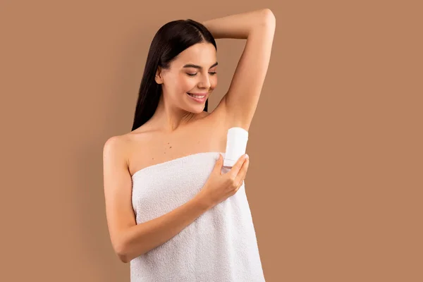 Beyaz Banyo Havlusuna Sarılı Duştan Sonra Deodorant Terleme Önleyici Kullanan — Stok fotoğraf