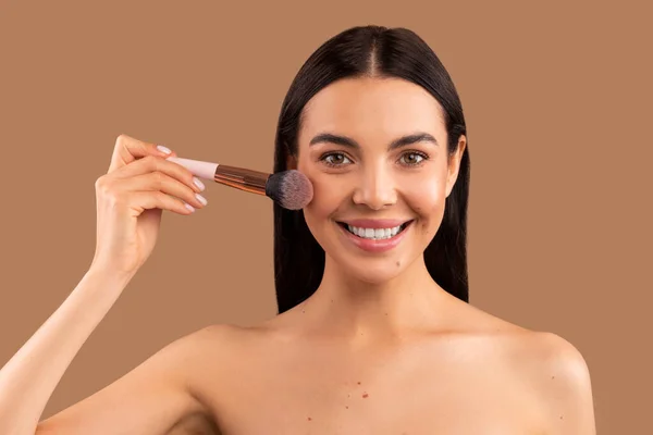 Concepto Maquillaje Cabeza Joven Feliz Sonriente Hermosa Morena Mujer Semidesnuda — Foto de Stock