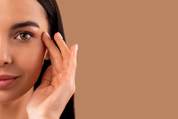 Przeciwstarzeniowe Leczenie Oczu Koncepcja Procedur Estetycznych Pół Twarzy Atrakcyjnej Brunetki — Zdjęcie stockowe