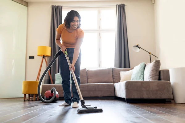 Young Arab Woman Using Vacuum Cleaner While Making Cleaning Living — Stock Photo, Image