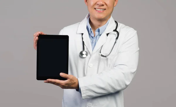 Uśmiechnięty Dorosły Japoński Facet Terapeuta Białym Płaszczu Stetoskopem Pokazuje Tabletkę — Zdjęcie stockowe