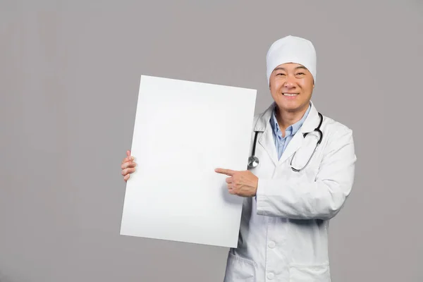Cieszę Się Dojrzały Chiński Męski Terapeuta Białym Płaszczu Stetoskopem Trzymać — Zdjęcie stockowe