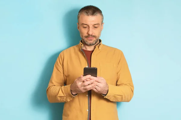 Mature Caucasian Man Using Cellphone Texting Smartphone Communicating Online Standing — Stock Photo, Image