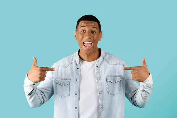 Glad Shocked Young African American Man Casual Open Mouth Pointing — Stock Photo, Image