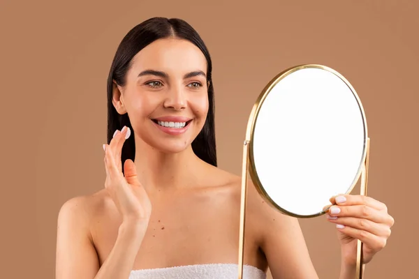 Güzel Yarı Çıplak Uzun Esmer Saçlı Banyo Havlusuna Sarılı Aynaya — Stok fotoğraf